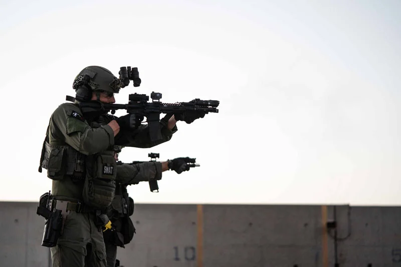 officers wearing tactical helmets and body armor | Chase Tactical | Tactical Gear Officers Wearing Tactical Helmets And Body Armor